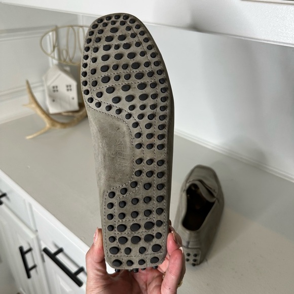 Tod’s Taupe Classic Leather Quiet Luxury Preppy Gommino Loafers –Size 8 (US 9.5) - Picture 9 of 10